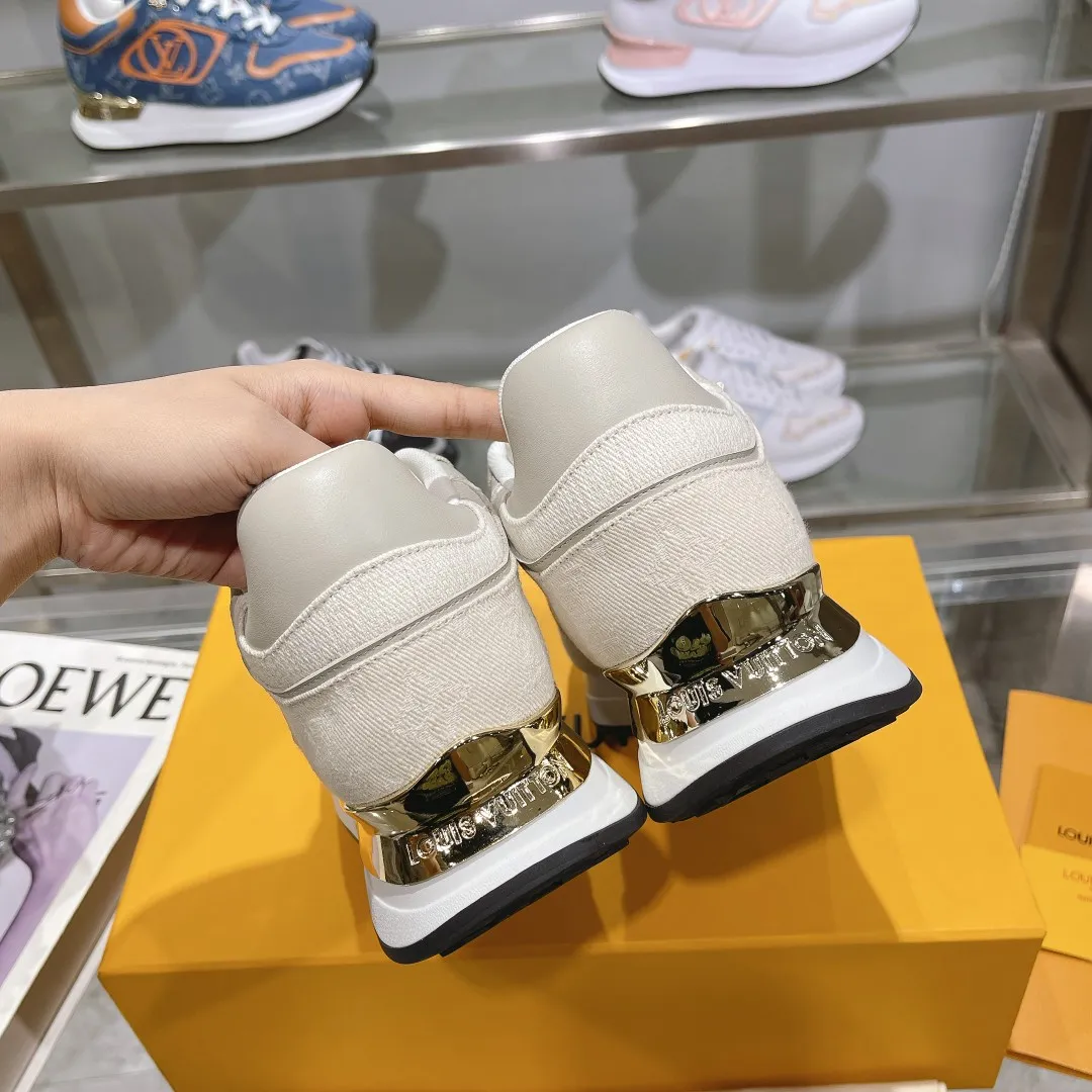 [L Family] P: 760💰Size 35-42 for women, 39-46 for men, (41.42 for women, 45.46 for men, customized) .LV Donkey Brand 🔥🔥LOUIS VUITTON Louis Vuitton's official website synchronizes the 2025 autumn and winter couple's models, which are now on the market, this Neo Run Away sneakers are inspired by running shoes, integrating LV's iconic must-have shoes into the trend. This version is a 1:1 replica of the original version. It is made of two-tone calfskin to highlight its simple lines and unique wedge outsole. Key details include the LV initials on the side and an engraved gold heel stabilizer on the back plus a 2cm hidden insole.